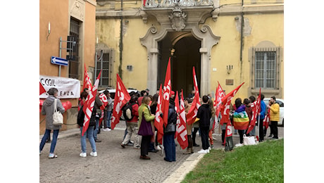 Presidio Flc Cgil davanti alla Prefettura: “Per un contratto giusto e un lavoro stabile”