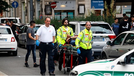 Incidente davanti alla scuola: vigile travolto da una macchina mentre fa attraversare i bimbi