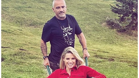 ''La nonna in cariola'': Eros Ramazzotti prende in giro l'ex moglie Michelle Hunziker pubblicando una loro foto nel giorno della festa dei nonni