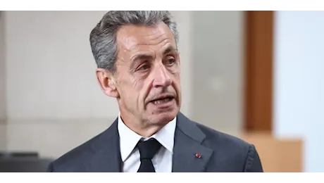 Francia, Sarkozy condannato a tre anni: i primi 12 mesi col braccialetto elettronico