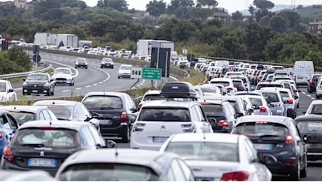 Esodo, primo weekend da bollino nero: disagi sulla A14, i timori per aerei e treni (per i lavori sull'Alta velocità). Ecco le giornate più difficili ad agosto