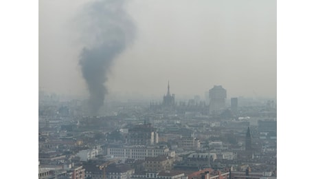 Milano, incendio in un parcheggio sotterraneo in centro: colonna di fumo sulla città | FOTO