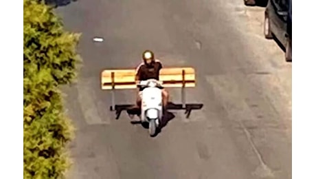 Follie dell'estate: a Palermo ruba una panchina con lo scooter | Dueruote