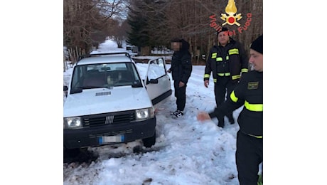 Disavventura per due giovani in Sila: bloccati con la macchina in panne sulla neve