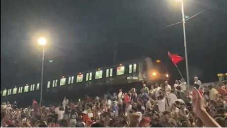 Follia calcistica a Istanbul: un treno si ferma perché il macchinista deve vedere Austria-Turchia