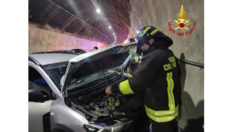 Incidente in galleria, sette auto coinvolte: traffico in tilt sulla A14