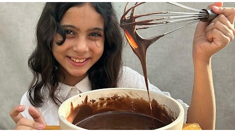 Renad Attallah, la chef bambina di Gaza virale sui social ad appena 10 anni: «Non esco mai, è pericoloso. Cucino perché ho molto tempo libero»