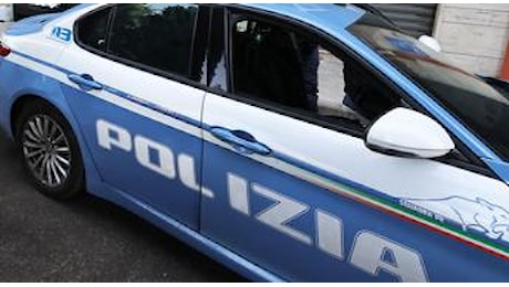 Padova, aggredisce con l’ascia due poliziotti: ispettore gli spara alla gamba per fermarlo