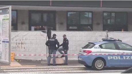 Verona, aggredisce i poliziotti alla stazione: un agente spara e lo uccide