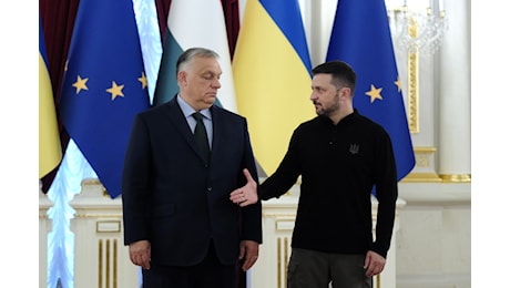 Guerra in Ucraina, Orban visita Kiev: Subito tregua e negoziato. Zelensky: Pace giusta