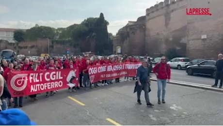 Sciopero trasporti, i manifestanti a Roma attaccano Salvini sotto il Mit: Pagliaccio, firmaci il contratto