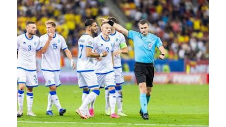 Polemiche in Romania-Kosovo: cori pro Serbia, i calciatori ospiti lasciano il campo – Video