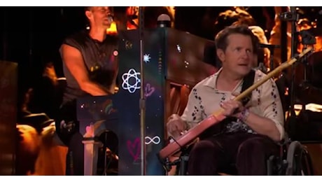 Michael J. Fox ha suonato a sorpresa sul palco di Glastonbury con i Coldplay. Guarda il video
