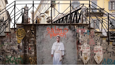 Salmo in versione papa: la nuova opera di Tvboy sui Navigli a Milano
