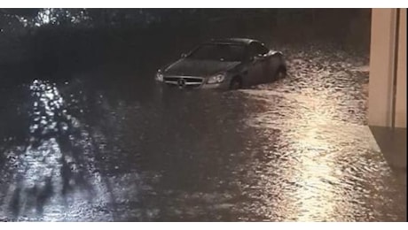 Allagamenti e danni nel Livornese, un uomo si salva aggrappandosi ai cartelli stradali - Foto