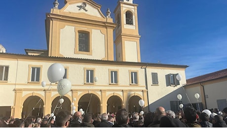 L’addio a Luca Perazzini e Cristian Gualdi, gli alpinisti morti sul Gran Sasso: “Ora sono insieme”