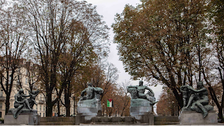 Corteo pro Palestina a Torino: la manifestazione nonostante il No della questura. Nel cortile del Castello del Valentino bare per le vittime a Gaza, alla Gran Madre presidio per Israele