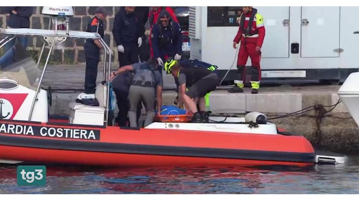 Portato a terra il corpo del sub morto durante i lavori di recupero del Bayesan - RaiNews Portato a terra il corpo del sub morto durante i lavori di recupero del Bayesan - RaiNews