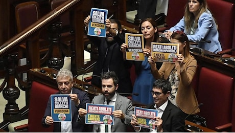 Ddl Nordio, proteste e cartelli in Aula: «L'Italia è più ingiusta». Il nuovo fronte sui decreti