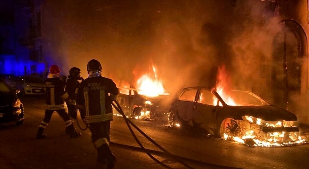 Incendio Nella Notte In Due Palazzine Distrutte Auto Condomini