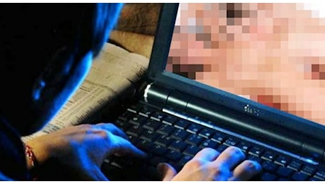Professore di religione arrestato: «Messaggi e foto esplicite ad un'allieva 16enne». Lui è sposato e padre di famiglia