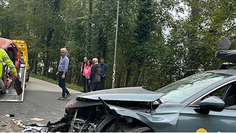 Ubriaco a bordo della «Google Car» fa un frontale. Poi urina dal finestrino quando arrivano i carabinieri