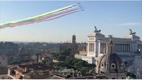 Frecce tricolori sopra piazza Venezia per la Festa delle Forze Armate, ecco il video dell'Aeronautica