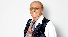 Renzo Arbore, l'inventore della tv pop innamorato della musica compie 87 anni