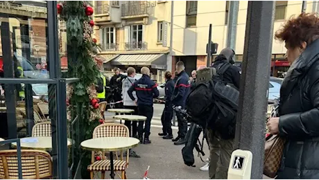 Paura a Parigi: ristoratore si barrica in un locale con almeno 4 dipendenti