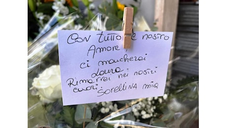 Chiesanuova, il giorno dopo l'omicidio di Laura Frosecchi: fiori e biglietti davanti al negozio, paese semi deserto