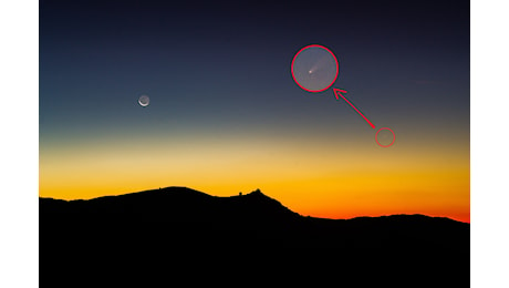 Lo show della cometa del secolo e della Luna sul castello di Rocca Calascio in Abruzzo