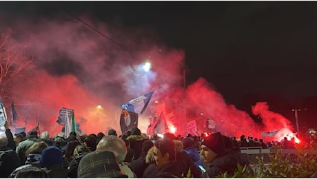 Cori e fuochi d'artificio, in piazza i tifosi della Lazio festeggiano i 125 anni di storia del club. Le immagini