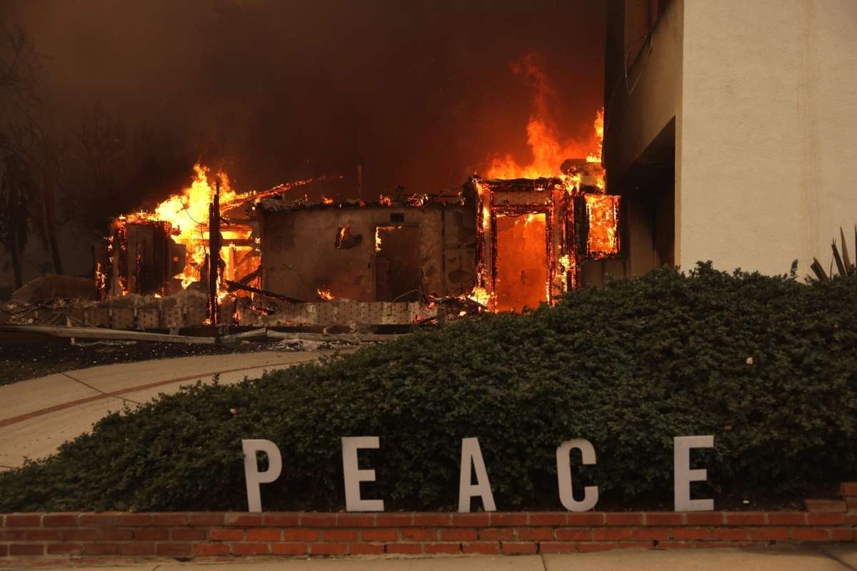 Incendio a Los Angeles: in fiamme le case dei divi di Hollywood