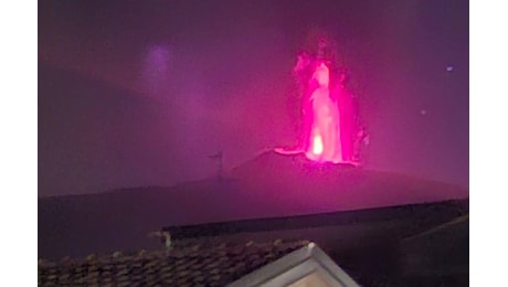 Etna, l’eruzione diventa fortissima: grande show, ma è caos all’Aeroporto di Catania