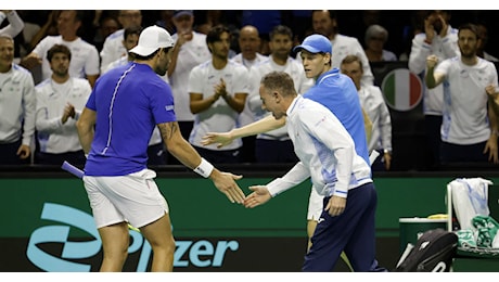 Coppa Davis, Jannik Sinner trascina l’Italia in semifinale. Con Berrettini battono l’Argentina e rimediano allo scivolone di Musetti