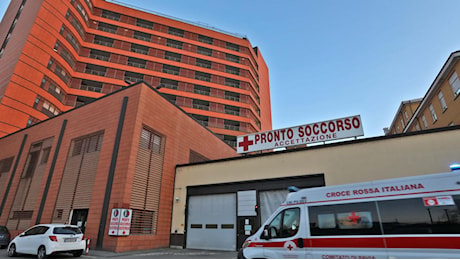 Pavia, bimbo di 18 mesi precipita dal balcone al quarto piano: è gravissimo. Indaga la polizia
