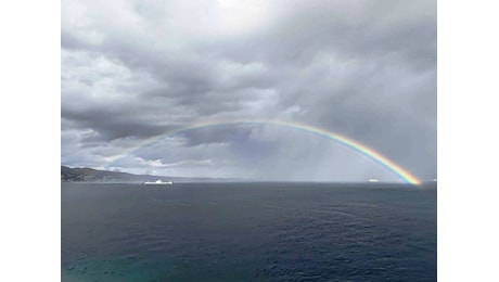 Un bellissimo arcobaleno tra Messina e Reggio celebra l’ok del MASE al Ponte sullo Stretto