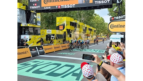 Tour de France: Girmay sfreccia per primo sul traguardo di Torino, Carapaz nuova maglia gialla [FOTO]