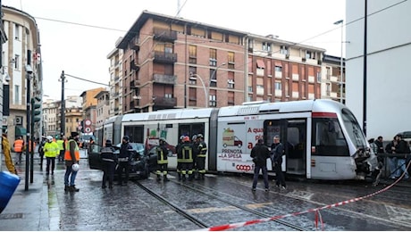 Un giovedì da incubo per il traffico a Firenze: jeep buca il rosso e travolge il tram. La città paralizzata fino a sera