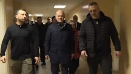 La visita a sorpresa a Kiev, Scholz assicura sostegno in armi