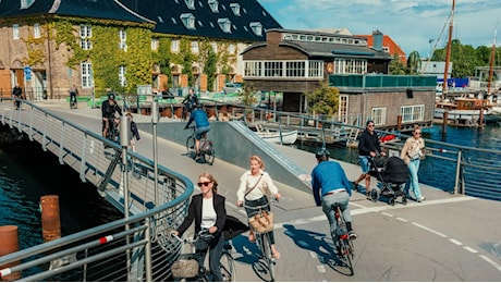 Copenaghen premia i turisti «green»: pasti e musei gratis per chi raccoglie i rifiuti o si sposta in bici