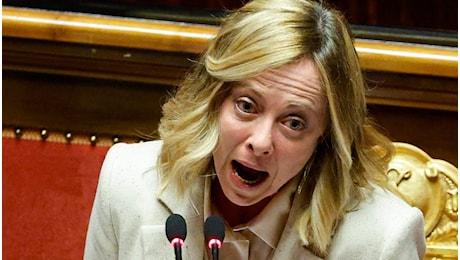 Meloni e l'intervento su Caivano in Senato, la premier risponde alle critiche facendo i versi: il video