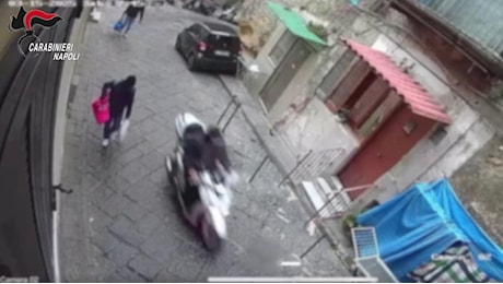Guerra tra ragazzi a napoli, il sopralluogo e l'omicidio nel traffico