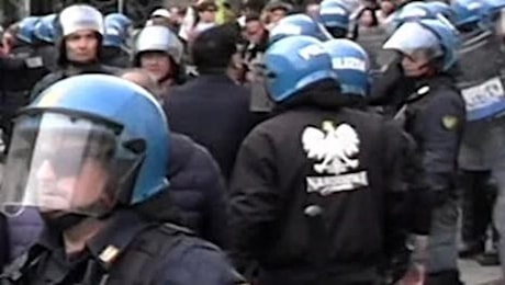 Corteo per la Palestina, tra i poliziotti spunta una felpa dei neonazisti polacchi. Bonelli: «Gravissimo, Piantedosi chiarisca»
