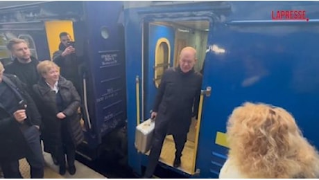 Il cancelliere tedesco Scholz arriva a Kiev in treno: la visita a sorpresa per incontrare Zelensky