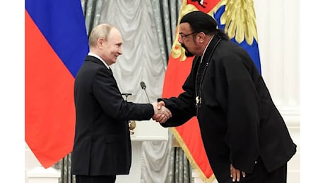 Steven Seagal su Putin: Morirei per lui. Mosca pensa di mandarlo in Ucraina