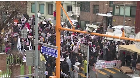 Proteste in Corea del Sud: manifestanti chiedono l'arresto del presidente destituito Yoon Suk Yeol