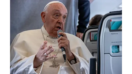 Papa Francesco in volo: il ruolo della donna, la questione degli abusi, il no all’aborto