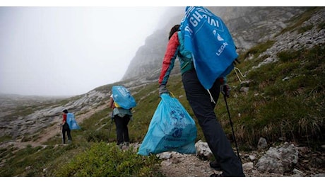 Carovana dei ghiacciai sulla Marmolada, raccolti 400 rifiuti in quota: da proiettili a posate di plastica, trovate anche tre mini-discariche