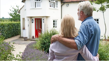 Vado in pensione e cambio casa: boom di acquisti tra pensionati e over 65, i motivi e i vantaggi